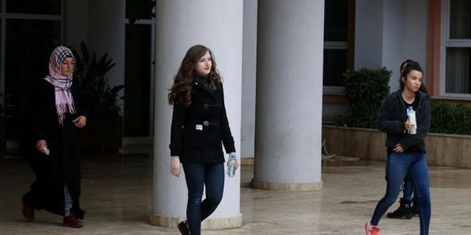 Öğrenciler içerde, veliler dışarda ter döktü