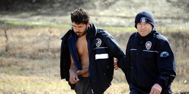 Polisler kurtardığı öğrenciye montunu giydirdi