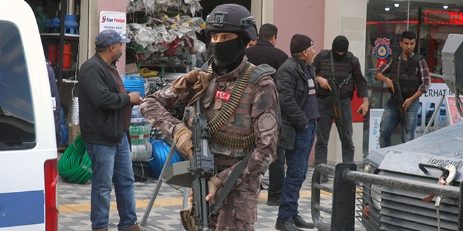 Adana'da bin polisin katılımıyla huzur operasyonu