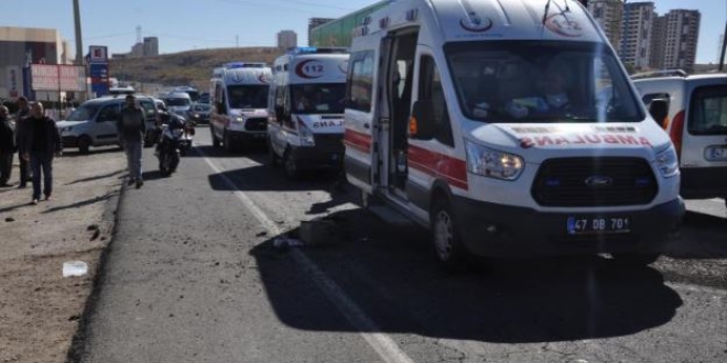 Mardin'de tır minibüse çarptı: 8 yaralı