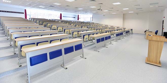 Do�ent ve profes�r unvan� alan 13 ��retim �yesi c�bbe giydi