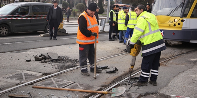 Sirkeci'de tramvay ikinci kez raydan çıktı