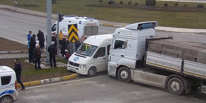 T�r ile minib�s �arp��t�: 14 yaral�