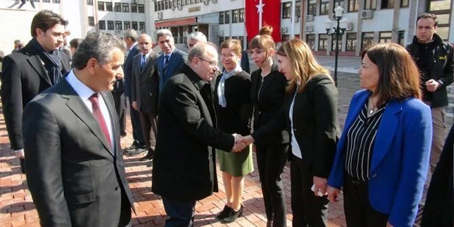 Bakan Yard�mc�s�'ndan 'alevilere i� verilmiyor' iddias�na yan�t