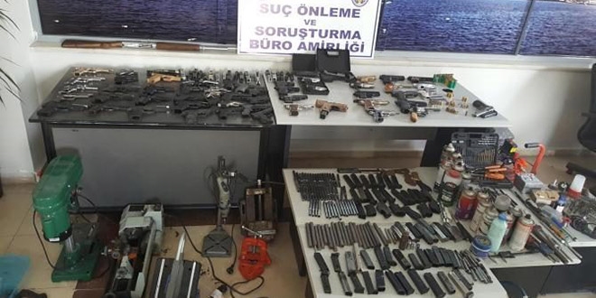Silah kaçakçısı evine atelye kurmuş