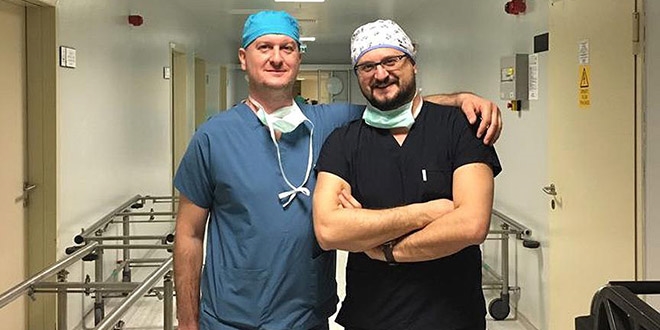 Beyin cerrah� karde�ler �ifa da��t�yor