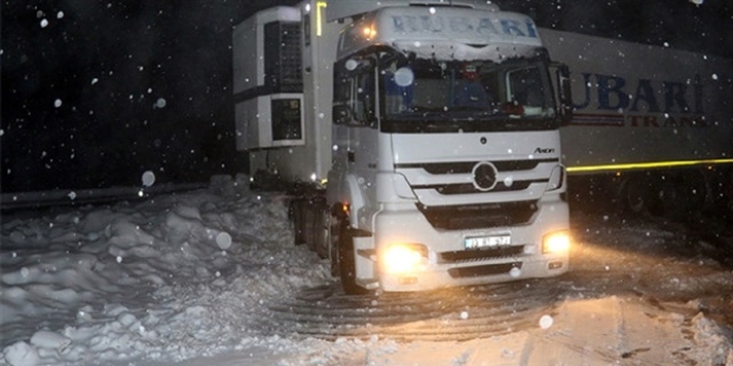 Ağrı'da yoğun kar yağışı ulaşımı aksatıyor