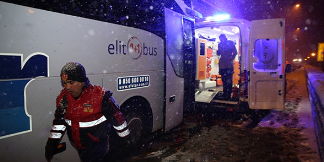 Kazaya m�dahale eden ambulansa otob�s �arpt�