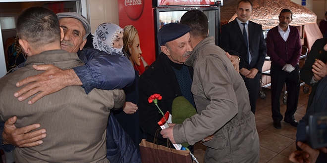 3 askere, sürpriz yapılarak aileleriyle buluşturuldu