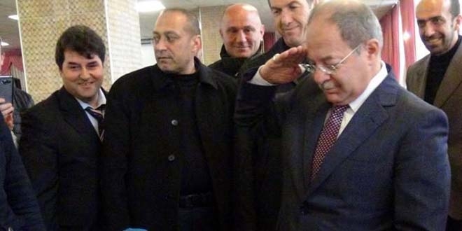 Bakan Akdağ, 5 yaşındaki şehit yeğeni ile asker selamı verdi