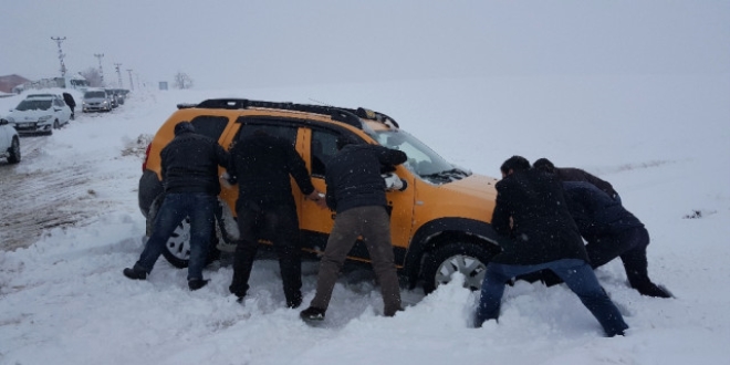 Tipide mahsur kalan vatandaşları cezaevi personeli kurtardı