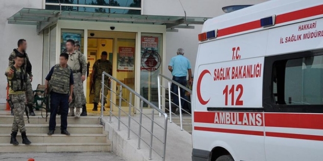 Bitlis'te trafik kazas�: 1 �l�, 9 yaral�