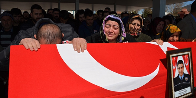 Kazada hayat�n� kaybeden polis memuru defnedildi