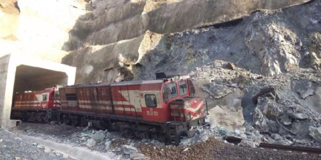 Yk treni heyelan nedeniyle raydan kt