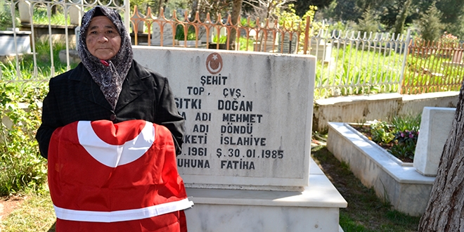 Şehit oğlunun temsili mezarını ziyaret ediyor
