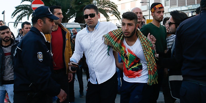 İzmir'de Öcalan posteri açan 45 kişi gözaltına alındı