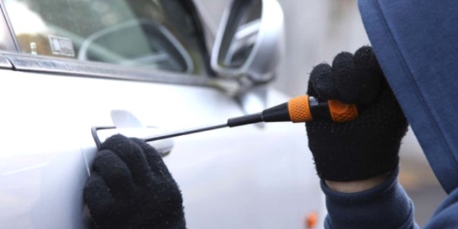 'Sinyal kesici cihaz'la otomobilden h�rs�zl�k