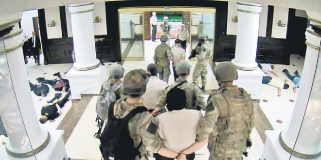 Darbeciler komutanların başına böyle çuval geçirdi