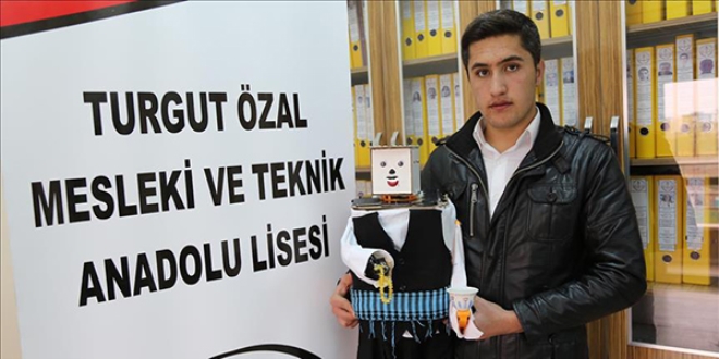 Lise öğrencisi 'güneş enerjisiyle çalışan robot' tasarladı