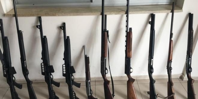 Otelin bodrum katında çok sayıda silah ele geçti