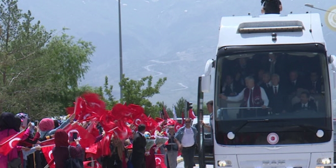 CHP'li vekil Kılıçdaroğlu'nun izniyle Başbakan Yıldırım'ı karşıladı