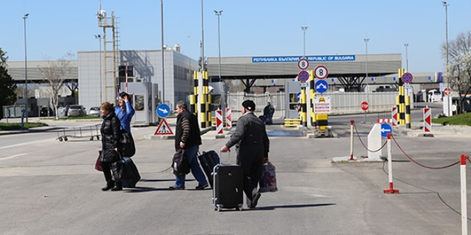 Türk seçmen sınırı yürüyerek geçiyor