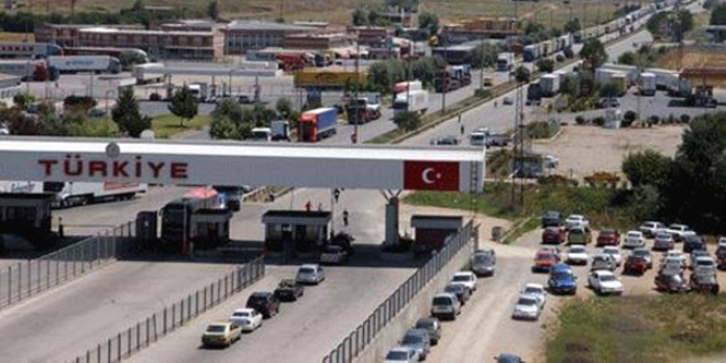 Bulgar polisi Türkiye'den gelen araçları sınırdan geçirmiyor