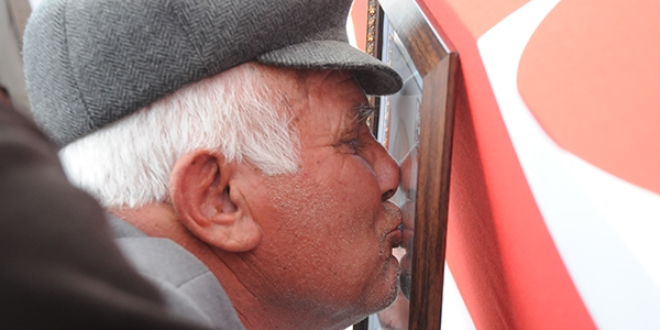 Şehit sözleşmeli er son yolculuğuna uğurlandı
