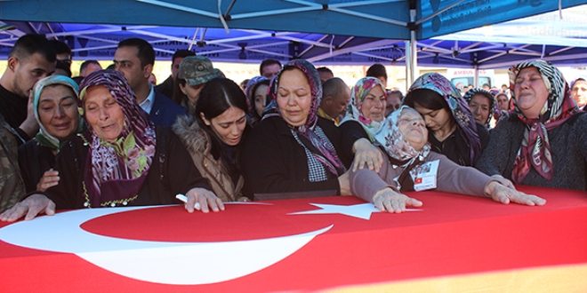 Şehit annesi: Sizde Onur'un kokusu var
