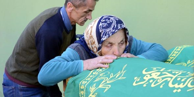 İki oğlunu yan yana uğurladı