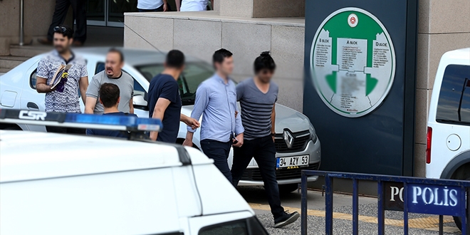 Sivas'da Adliyeye sevk edilen 4 polisten 2'si tutukland