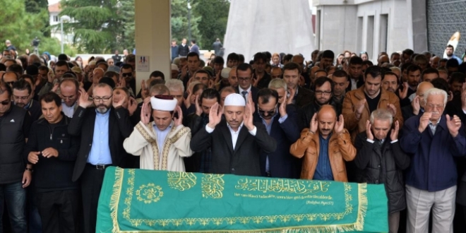 Eski Bakan Vecdi Gönül'ün vefat eden ablası Erzincan'da defnedildi