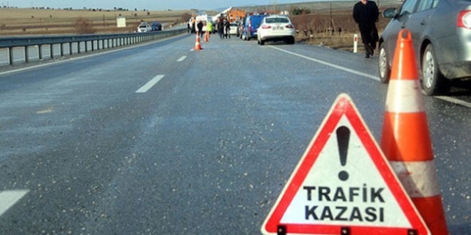 �zmir'de trafik kazas�: 2 �l�, 3 yaral�