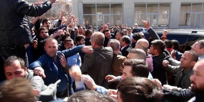 Sinan Oan'n Yozgat toplantsnda arbede: 2 polis yaral