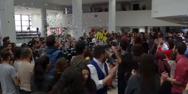 Kütüphanenin 'sessizliğini' Rock'n Roll bozdu