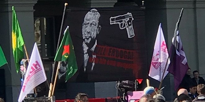 İsviçre'den Erdoğan'ı hedef gösteren pankarta soruşturma