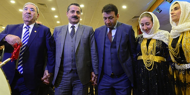Bakan Çelik, eski ve yeni milletvekilleriyle halay çekti
