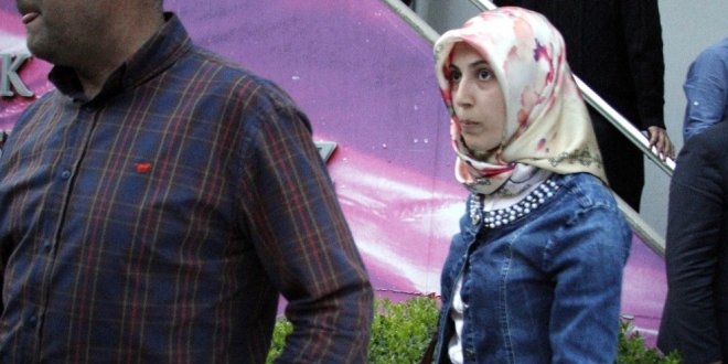'Evet' standı açan başörtülü gençlere saldırı