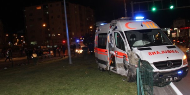 Elaz'da ambulans ile otomobil arpt: 2 yaral