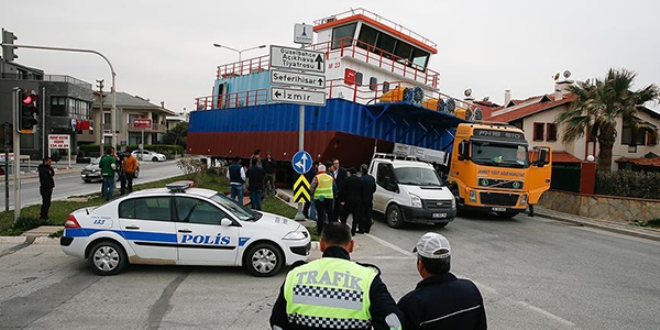 Tekne taşıyan tır arıza yapınca trafik durdu