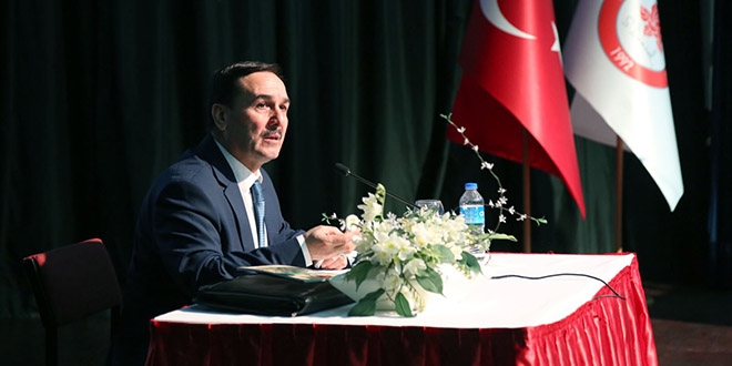 'İşi bilen dil bilmiyor, dil bilen de işi bilmiyor'