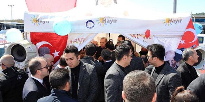 Cumhurbaşkanı Erdoğan, 'hayır' çadırına uğradı