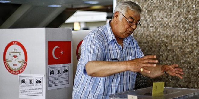 G�mr�k kap�lar�nda oy verme i�lemleri devam ediyor