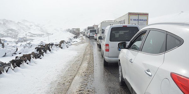 Meteoroloji uyarm��t�, ara�lar mahsur kald�