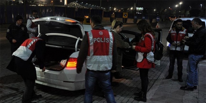 �stanbul'da �ok say�da polisin kat�l�m�yla asayi� uygulamas�