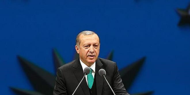 Cumhurbaşkanı sahnede kararname imzaladı