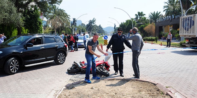 Kamyonuyla çarptığı motosikletlinin bir de üstünden geçti