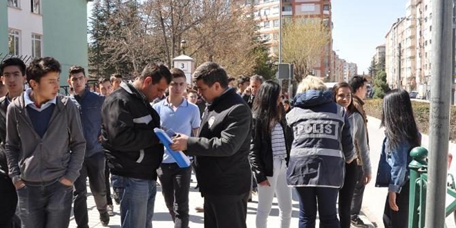 Eskişehir'de polisler okul önlerinde denetim yaptı