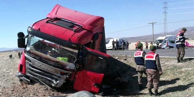 Kayseri'de trafik kazas: 2 l, 3 yaral