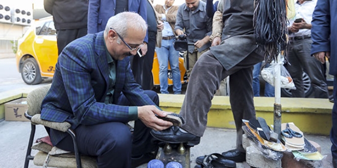 Bakan Elvan vatandaşın ayakkabılarını boyadı
